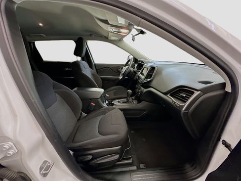 Used 2020 Jeep Cherokee Latitude w/ Cold Weather Group image 31