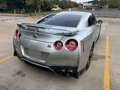 Used 2017 Nissan GT-R Premium w/ Premium Interior Package image 8