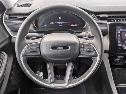 Used 2023 Jeep Grand Cherokee Laredo AWD/4WD image 22