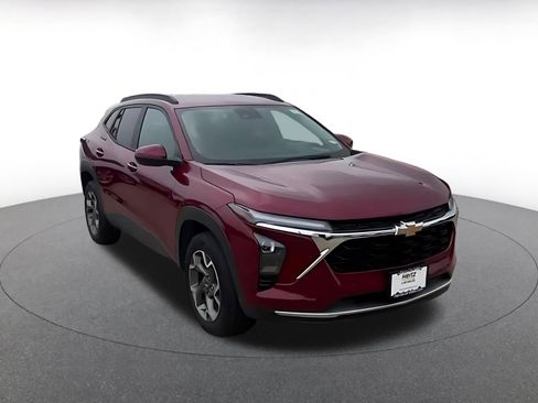 Used 2025 Chevrolet Trax LT FWD image 3