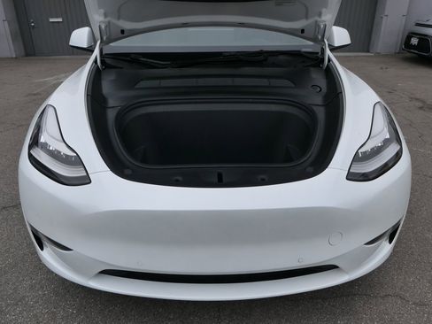 Used 2022 Tesla Model Y Long Range AWD/4WD image 28