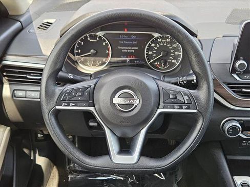 Used 2024 Nissan Altima 2.5 SV FWD image 13