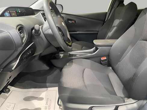 Used 2022 Toyota Prius LE image 10