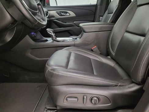 Used 2023 Chevrolet Traverse LT image 3