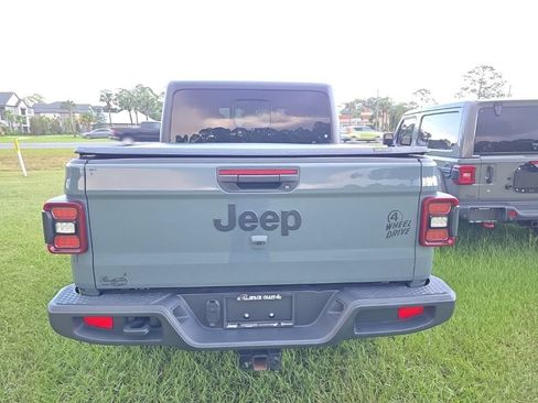 Used 2025 Jeep Gladiator Sport AWD/4WD image 3