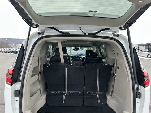 Used 2024 Chrysler Pacifica Touring-L image 17