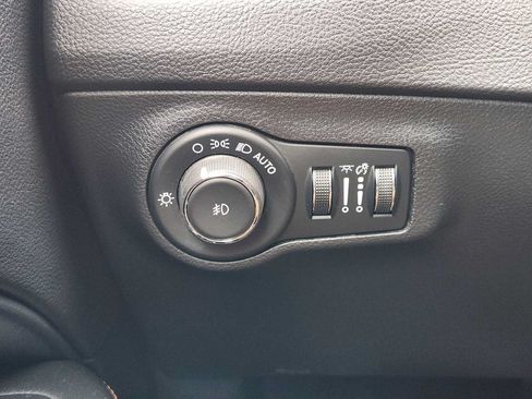 Used 2019 Jeep Compass Limited FWD image 21