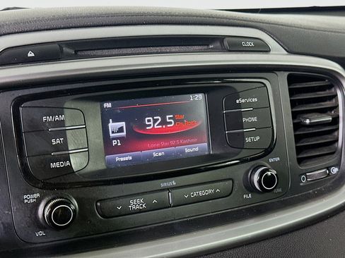 Used 2016 Kia Sorento LX w/ LX Convenience Package image 21