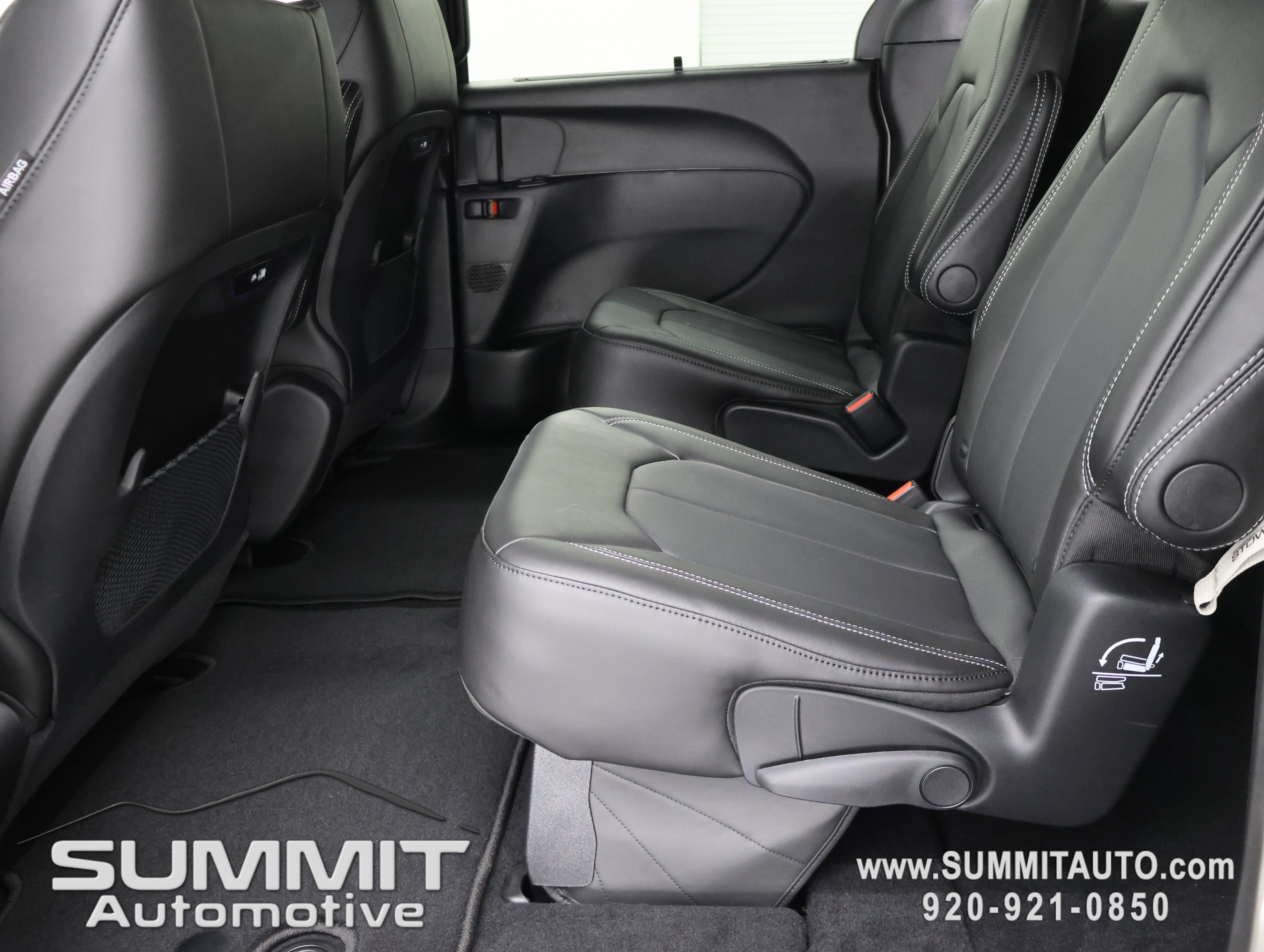 New 2027 Chrysler Pacifica Select AWD/4WD image 9