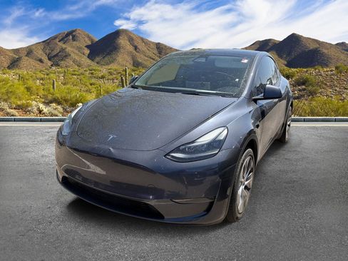 Used 2023 Tesla Model Y Long Range AWD/4WD image 2