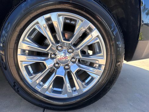 Used 2024 GMC Yukon XL Denali image 9