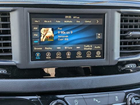 Used 2020 Chrysler Pacifica Touring-L FWD image 26