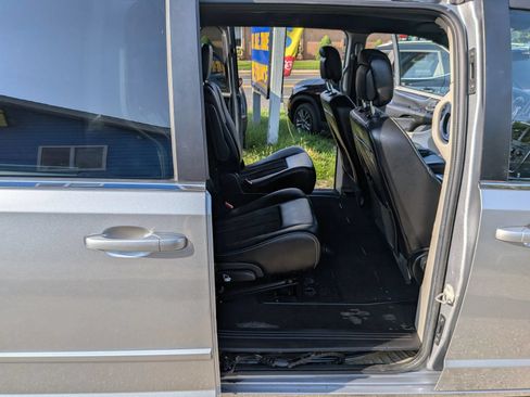 Used 2019 Dodge Grand Caravan SXT FWD image 28