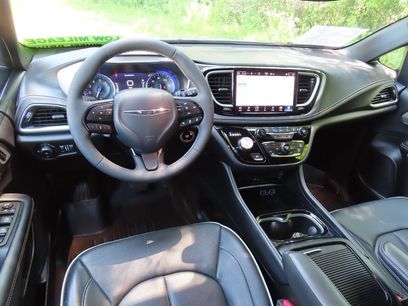 Used 2024 Chrysler Pacifica Limited w/ Uconnect Theater Family Group