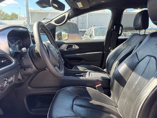 Used 2025 Chrysler Pacifica Limited FWD image 14