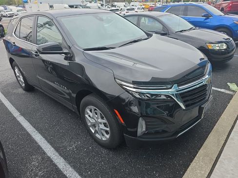 Used 2023 Chevrolet Equinox LT image 2