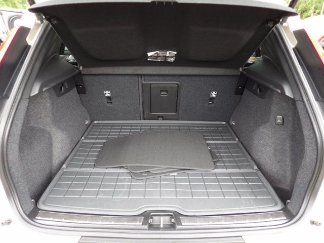 Certified 2024 Volvo XC40 B5 Plus w/ Climate Package AWD/4WD image 26