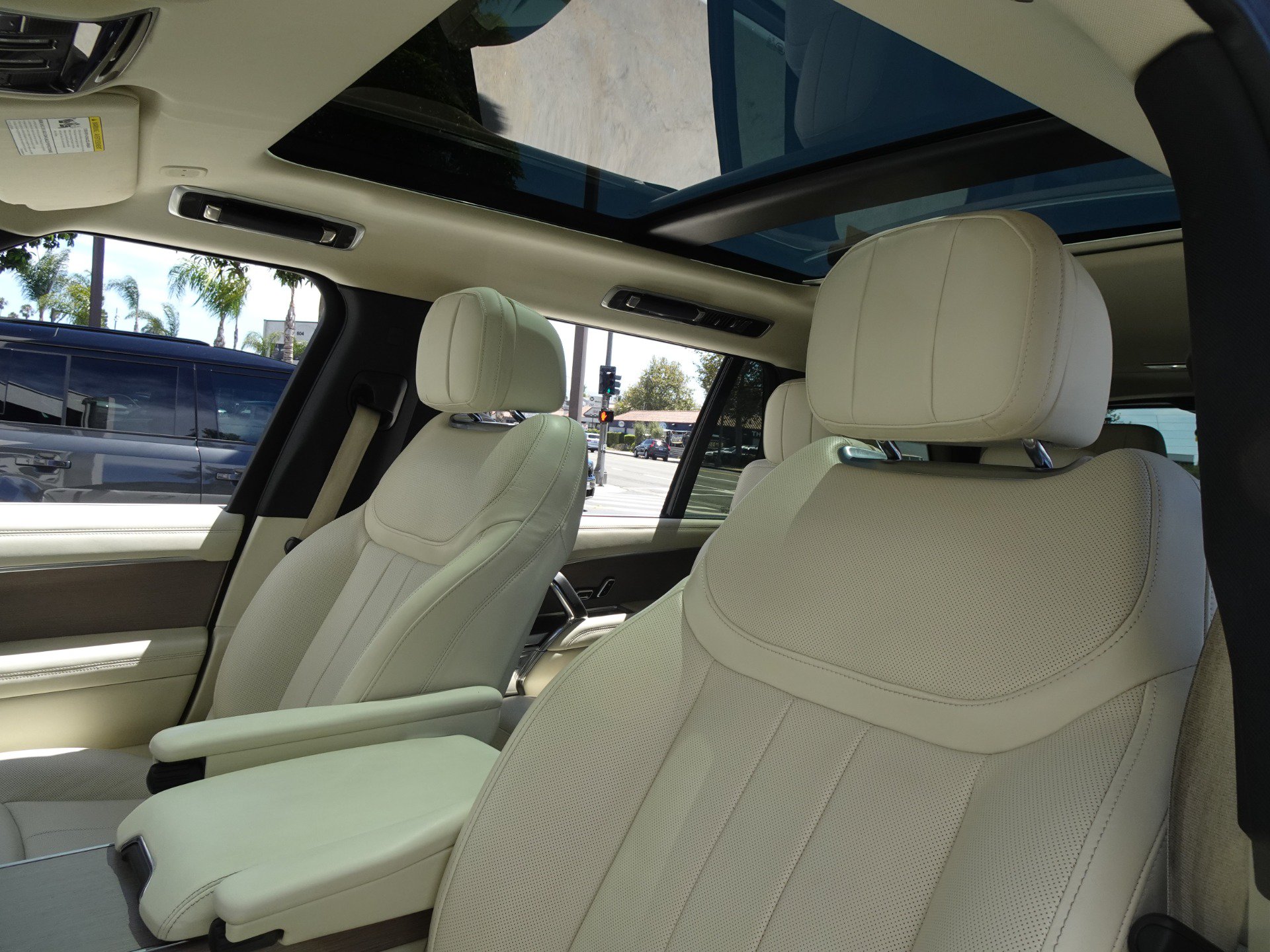 Used 2023 Land Rover Range Rover Long Wheelbase SE AWD/4WD image 13
