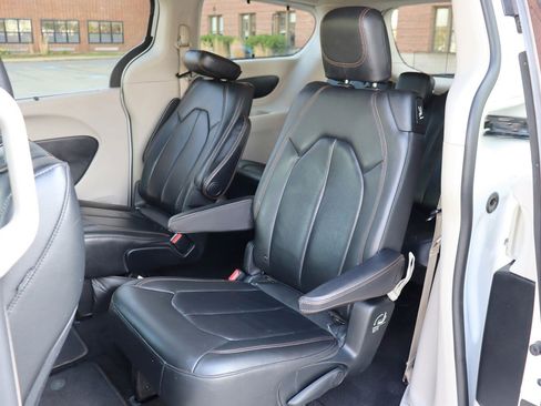 Used 2017 Chrysler Pacifica Touring-L FWD image 15
