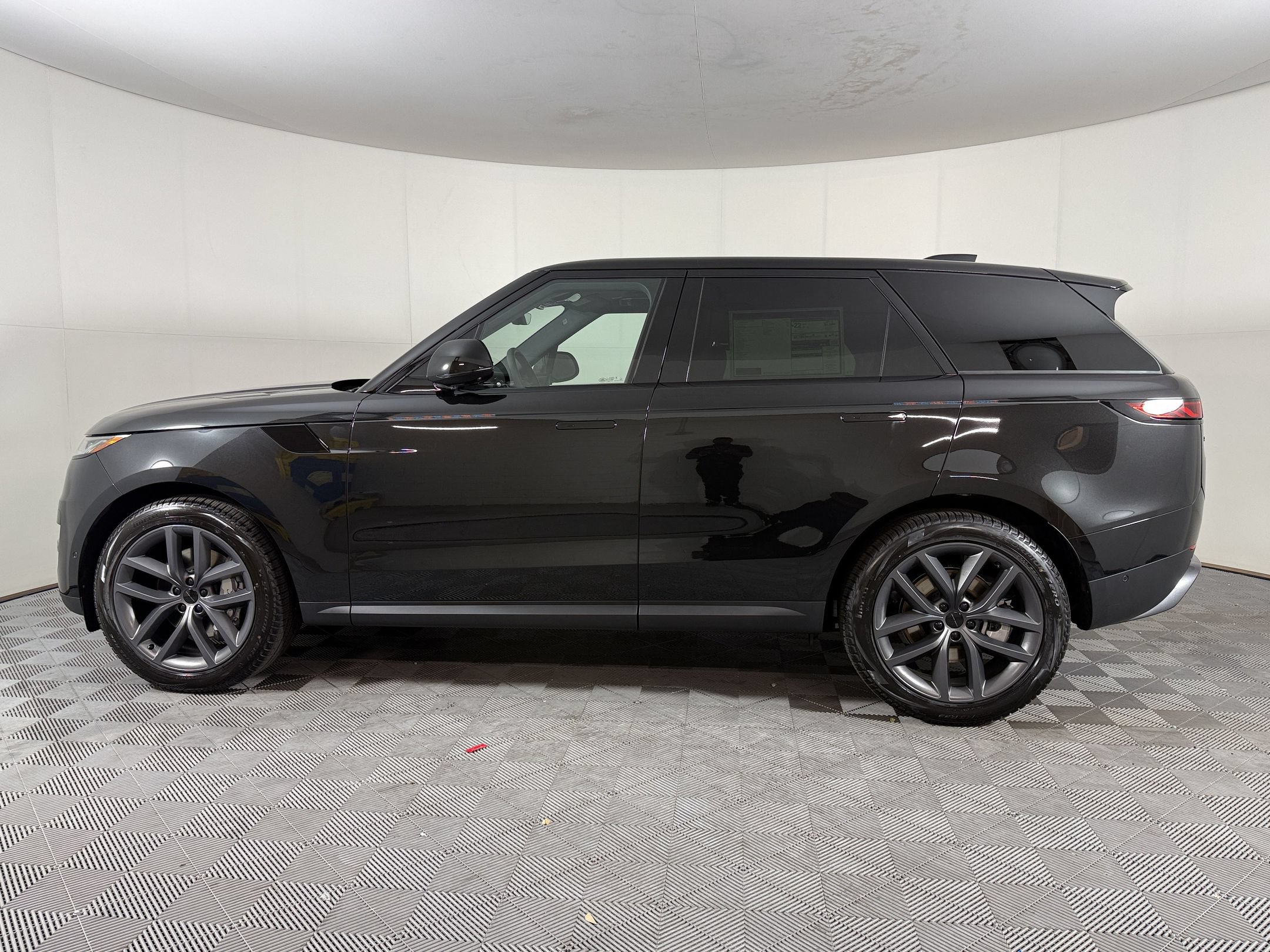 New 2027 Land Rover Range Rover Sport SE AWD/4WD image 2