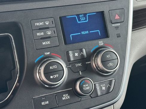 Used 2015 Toyota Sienna L image 20