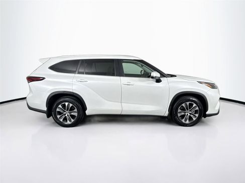 Certified 2024 Toyota Highlander XLE image 10
