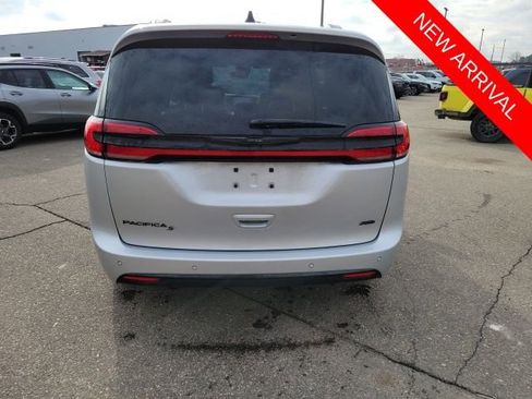 Used 2023 Chrysler Pacifica Touring-L w/ S Appearance Package image 4