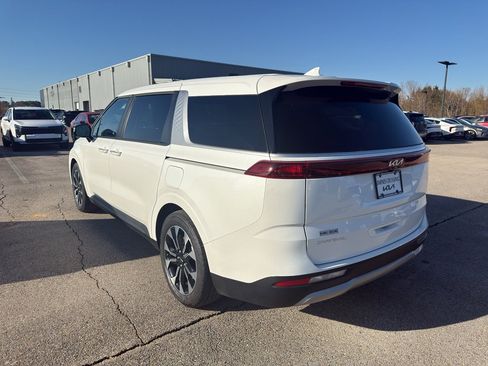 Used 2024 Kia Carnival EX image 7