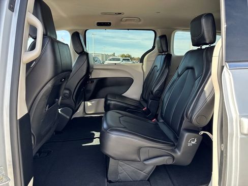 Used 2024 Chrysler Pacifica Touring-L image 16