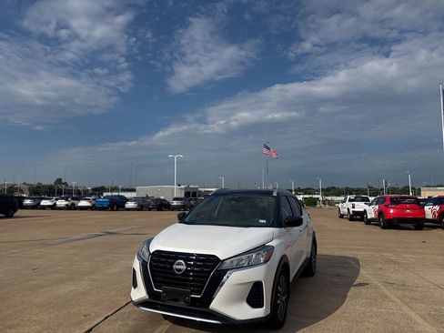 Certified 2024 Nissan Kicks SV FWD image 7