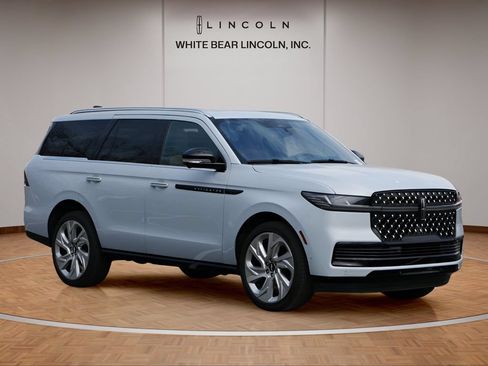 Used 2025 Lincoln Navigator Black Label AWD/4WD image 3