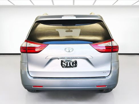 Used 2017 Toyota Sienna LE image 5