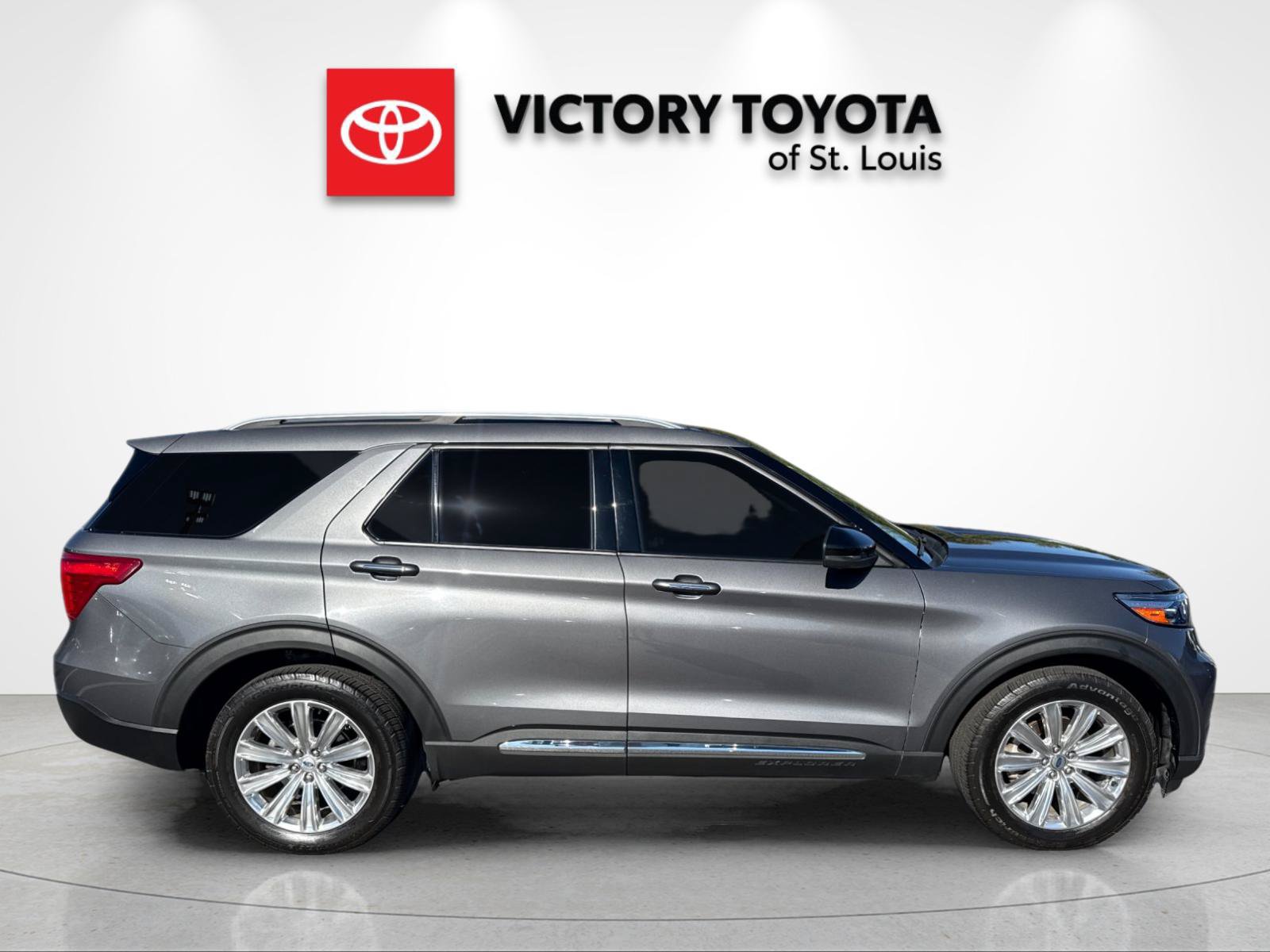 Used 2021 Ford Explorer Limited w/ Equipment Group 301A AWD/4WD image 2