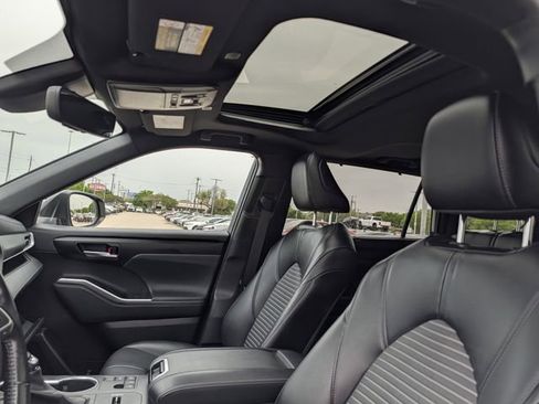 Used 2023 Toyota Highlander XSE image 28