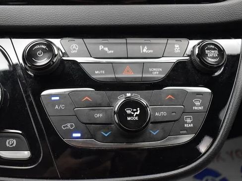 Used 2025 Chrysler Pacifica Select FWD image 33