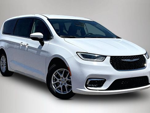 Used 2023 Chrysler Pacifica Touring-L FWD image 1