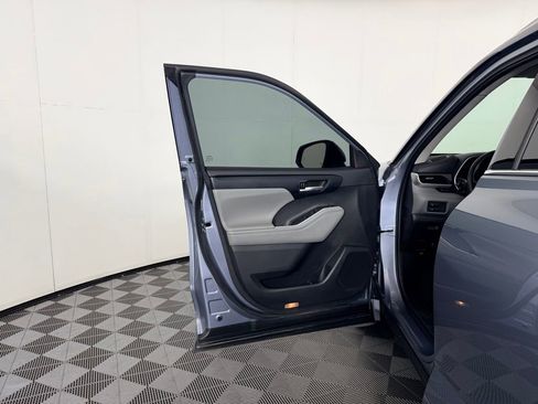 Used 2022 Toyota Highlander XLE FWD image 25
