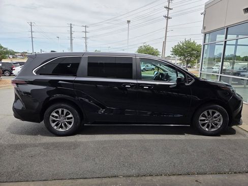 Used 2025 Toyota Sienna LE FWD image 3