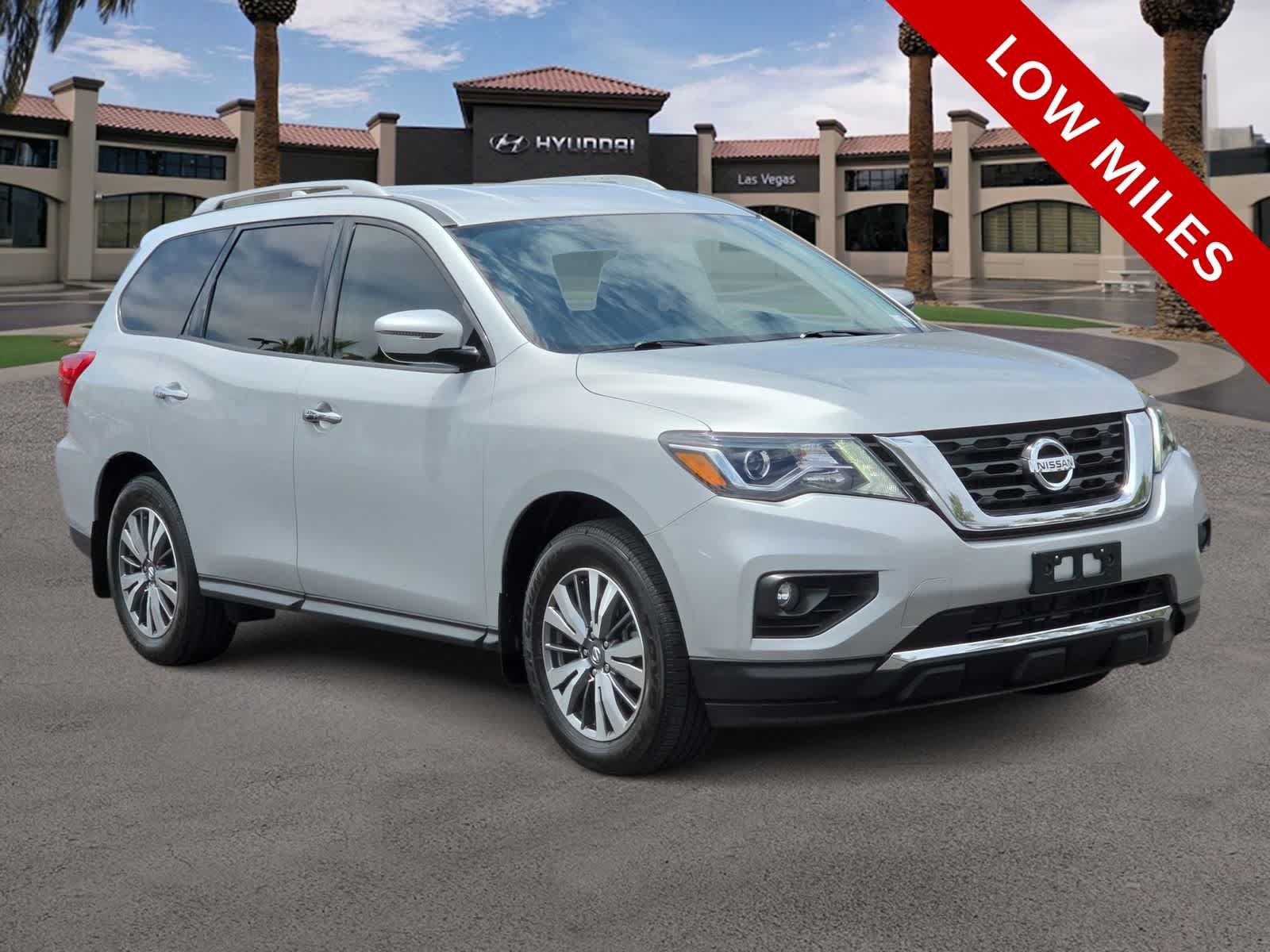 Used 2020 Nissan Pathfinder SV FWD image 2