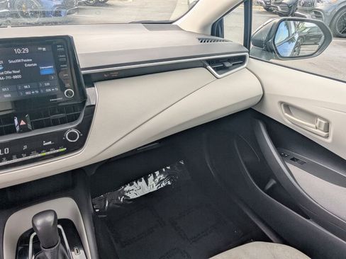 Used 2022 Toyota Corolla LE image 3