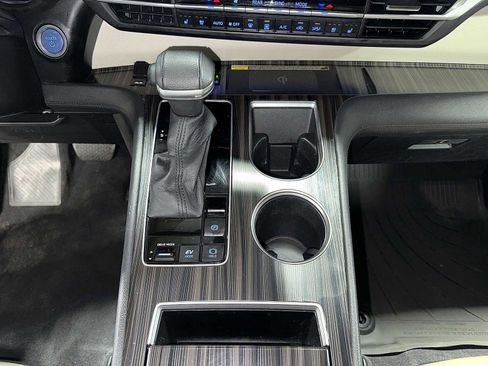 Used 2023 Toyota Sienna Limited w/ Protection Package (TMS) image 34