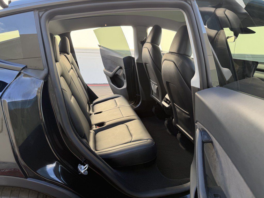 Used 2023 Tesla Model Y AWD image 14