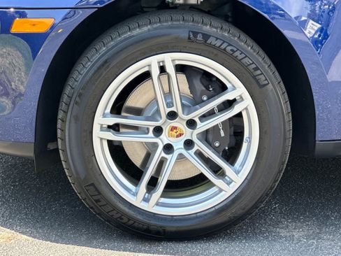 Certified 2025 Porsche Macan AWD/4WD image 30