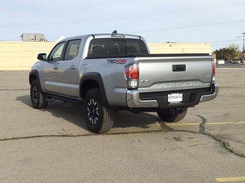 Used 2022 Toyota Tacoma TRD Off-Road AWD/4WD image 17