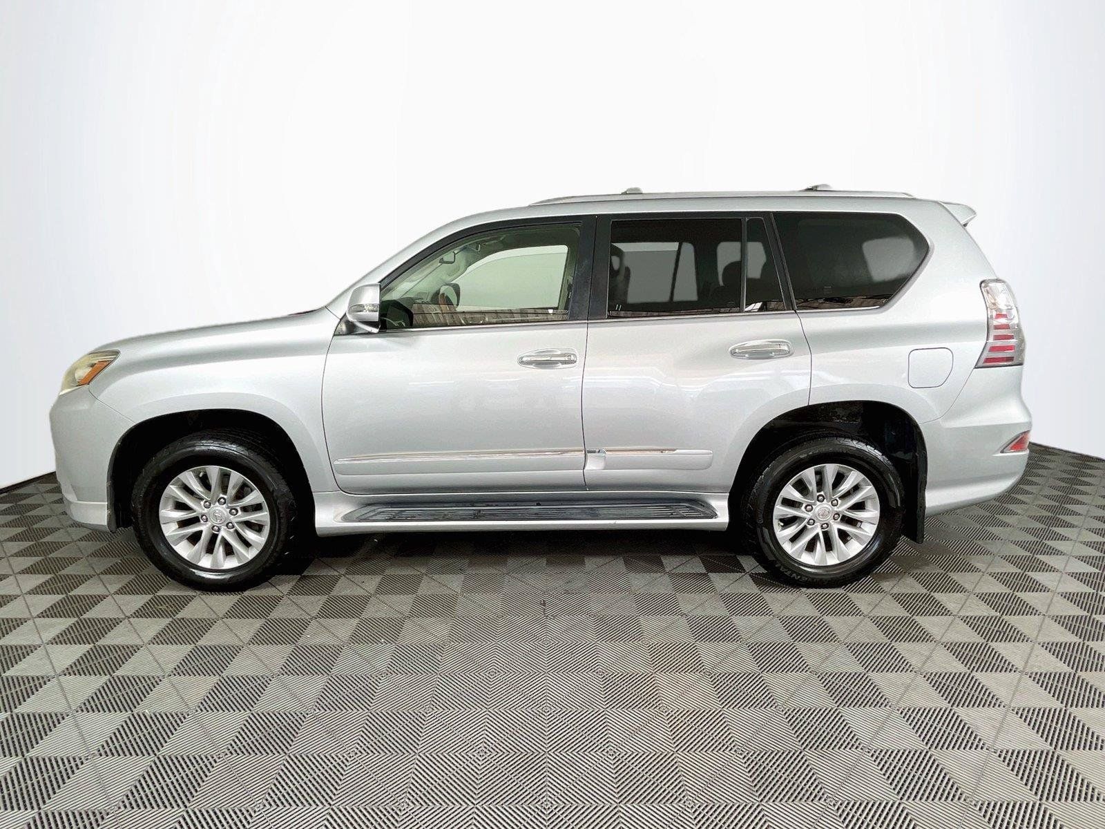 Used 2015 Lexus GX 460 w/ Premium Package AWD/4WD image 4