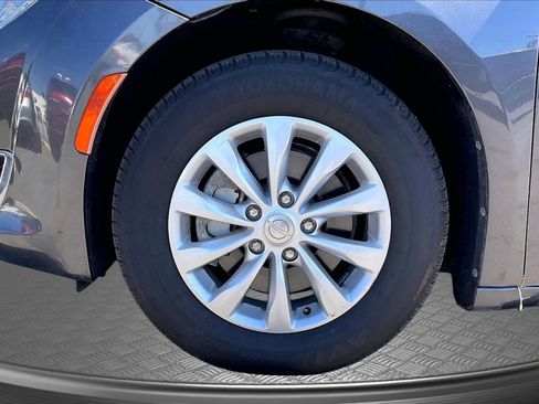 Used 2019 Chrysler Pacifica Touring-L image 9