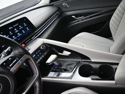 Used 2024 Hyundai Elantra Limited FWD image 19