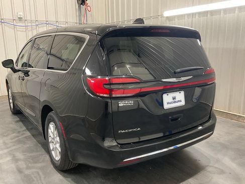 Used 2025 Chrysler Pacifica Select FWD image 18
