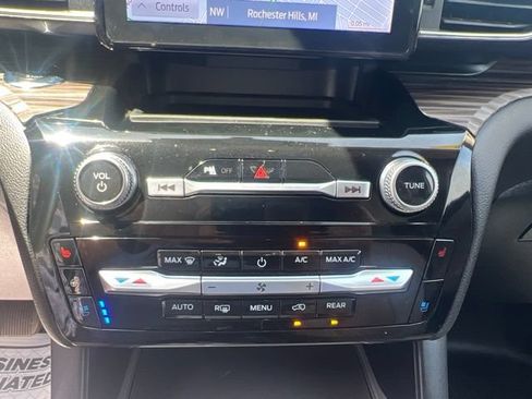 Certified 2023 Ford Explorer Limited w/ Equipment Group 301A AWD/4WD image 31
