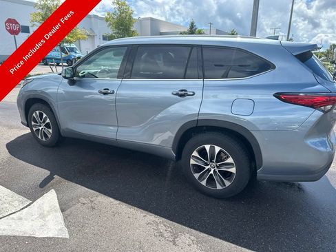 Used 2022 Toyota Highlander XLE FWD image 6